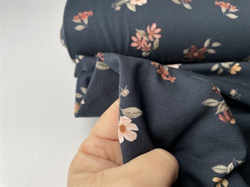 Bomuldsjersey - søde blomster på navy bund, gots